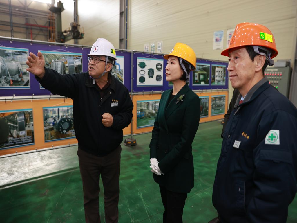 Visits a small business supplying equipments to Nuclear Power Plants